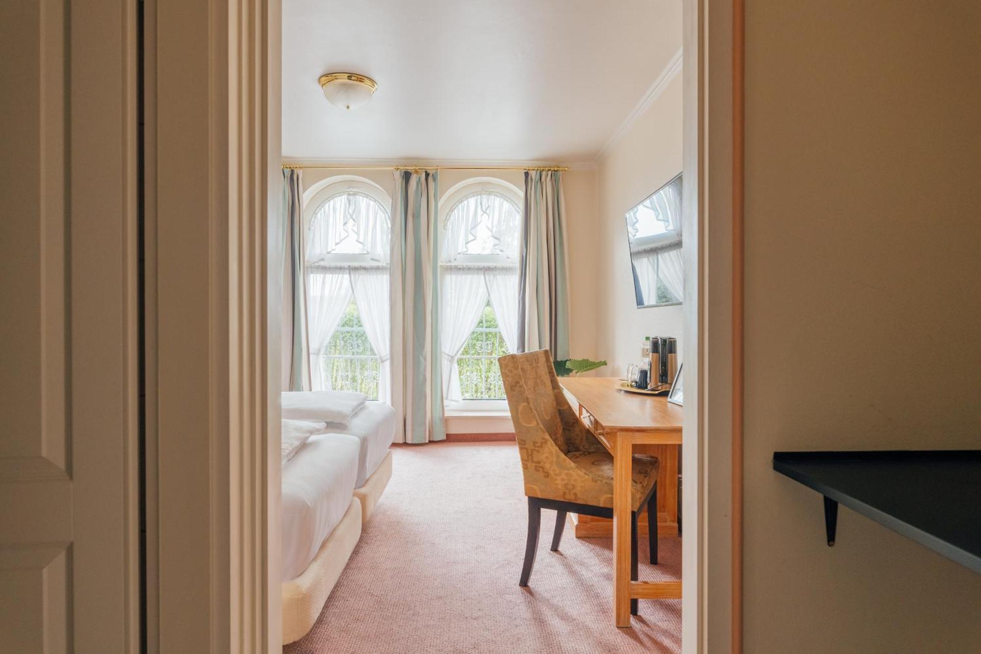 Hotel Thesdorfer Hof Pinneberg Bagian luar foto